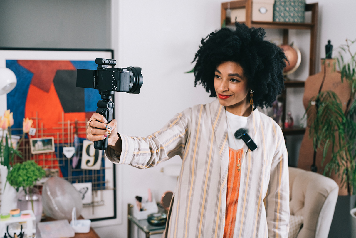 Diferente da transmissão de áudio analógico, você não precisa se preocupar com interferências no sinal do cabo. Para um áudio digital claro e quase sem ruído, conecte a ZV-E10 a um microfone Sony com suporte à Interface de áudio digital via sapata multi-interface (MI). Ou você pode ligar o seu microfone favorito através da tomada para microfone da câmera para um áudio ainda melhor.